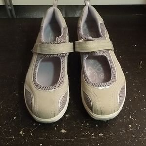 Skechers shape ups 9.5.